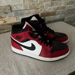 Jordan 1 mid chicago toe